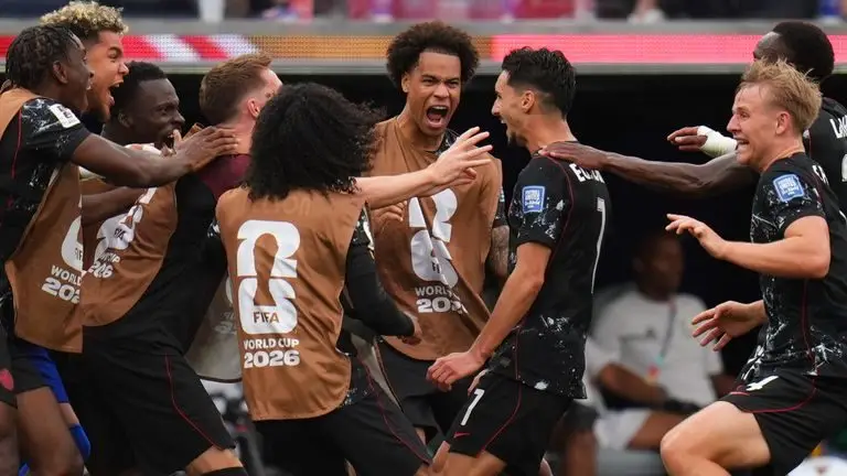 2026年世界杯:南非0-1加拿大 - 斯蒂芬·尤斯塔基奥在补时阶段打入制胜球,确保东道主晋级16强