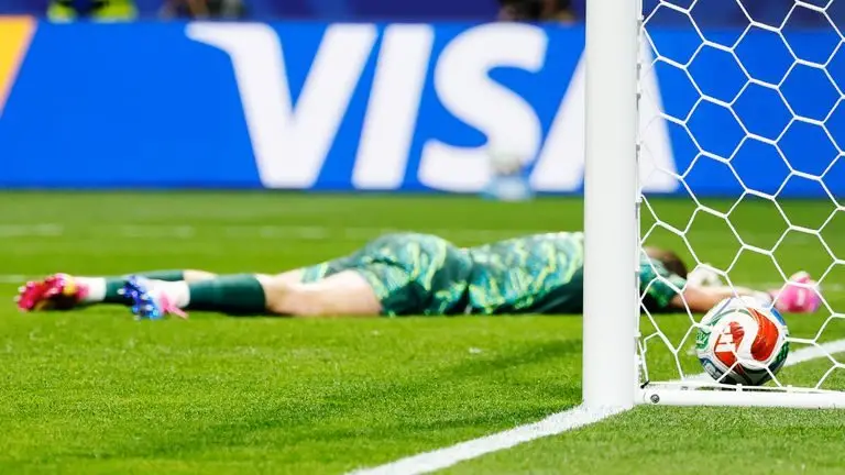 英格兰2-1击败刚果民主共和国：哈里·凯恩和安东尼·戈登的精彩表现